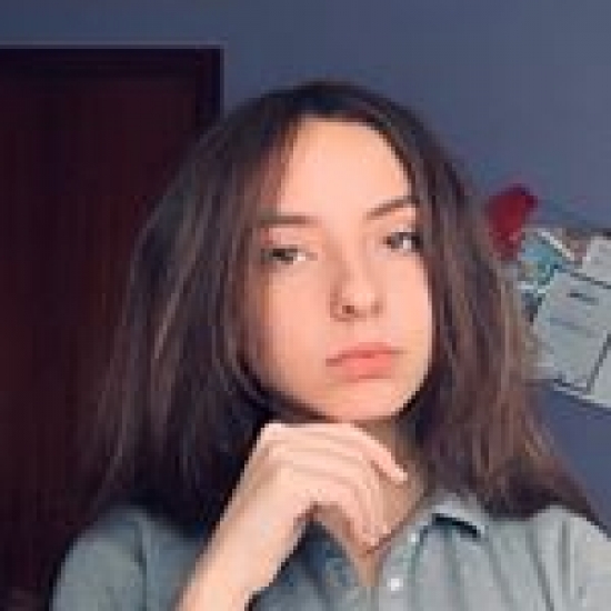 Influencer     Sara  Tortosa - Model, traveler and artist.